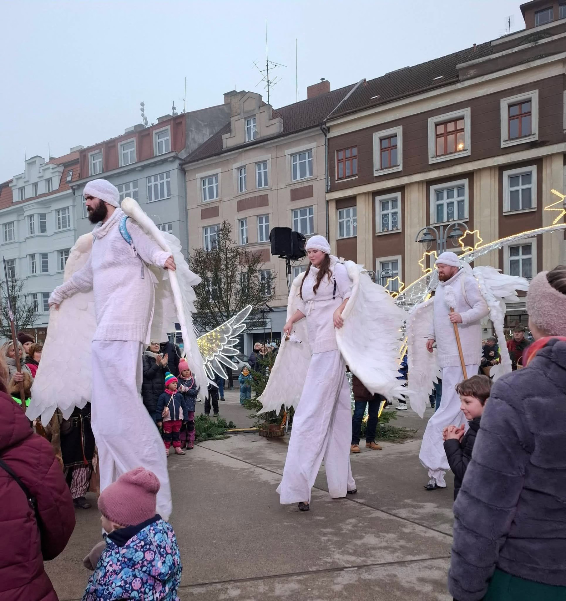 Vánoční andělé na chůdách